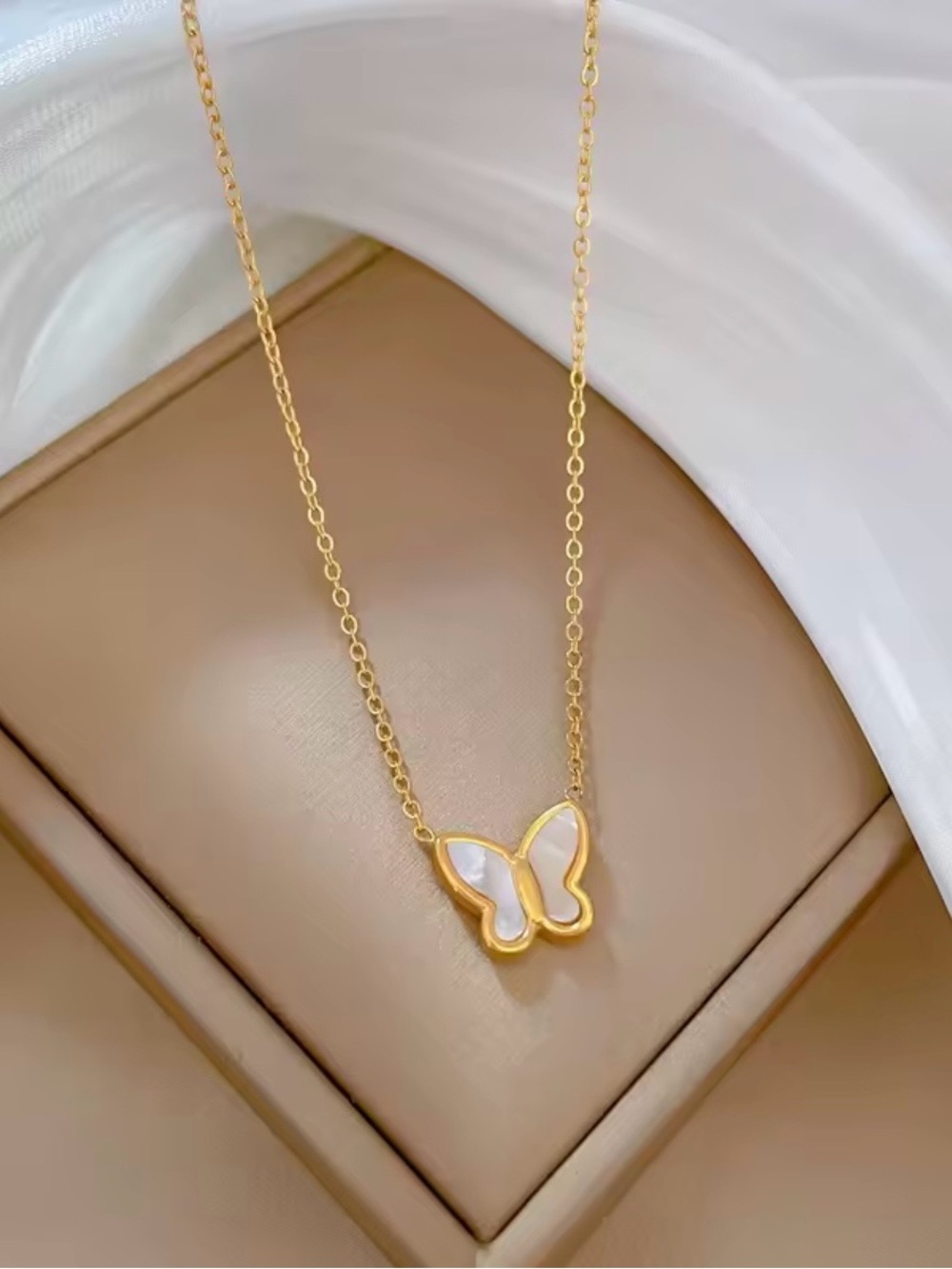 3/$40 NWT Mother of Pearl Necklace